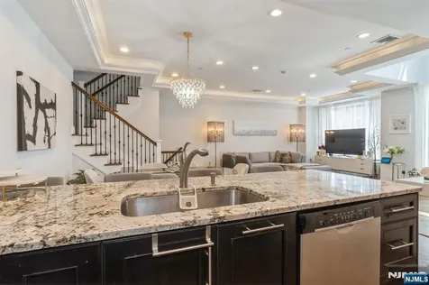 8 Marquis Court Edgewater NJ 07020