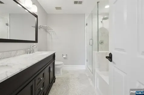 66 Lydia Guttenberg NJ 07093