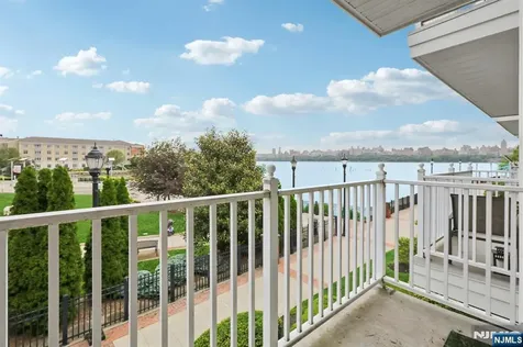 66 Lydia Guttenberg NJ 07093