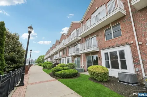 66 Lydia Guttenberg NJ 07093