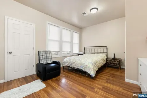 78 Willoughby Street Newark NJ 07112