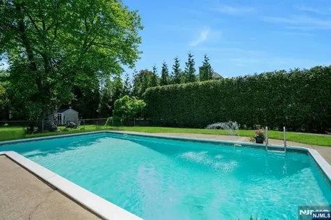 31 Woodvale Road Glen Rock NJ 07452
