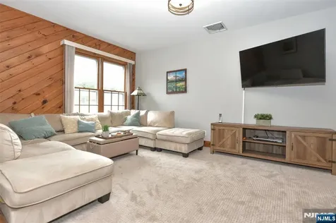 789 Charnwood Drive Wyckoff NJ 07481