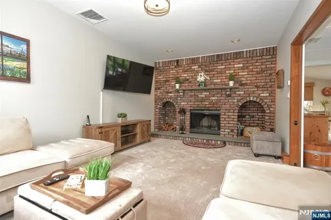789 Charnwood Drive Wyckoff NJ 07481
