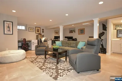 789 Charnwood Drive Wyckoff NJ 07481