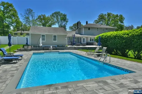 789 Charnwood Drive Wyckoff NJ 07481