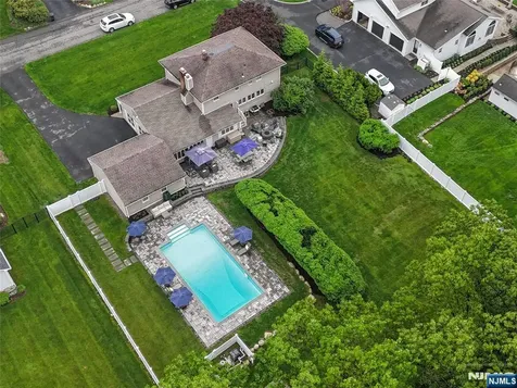 789 Charnwood Drive Wyckoff NJ 07481