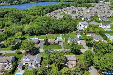789 Charnwood Drive Wyckoff NJ 07481