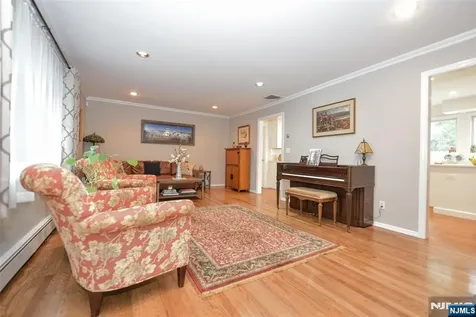 789 Charnwood Drive Wyckoff NJ 07481