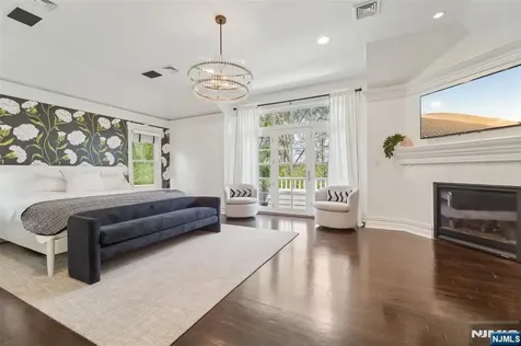 1021 Hillcrest Road Ridgewood NJ 07450