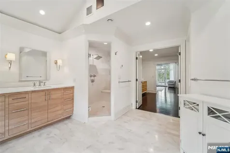 1021 Hillcrest Road Ridgewood NJ 07450