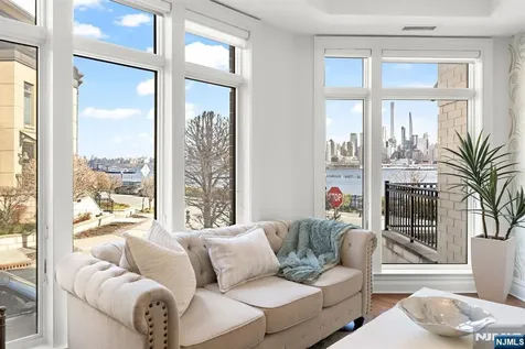 1 Oxford Landing Weehawken NJ 07086