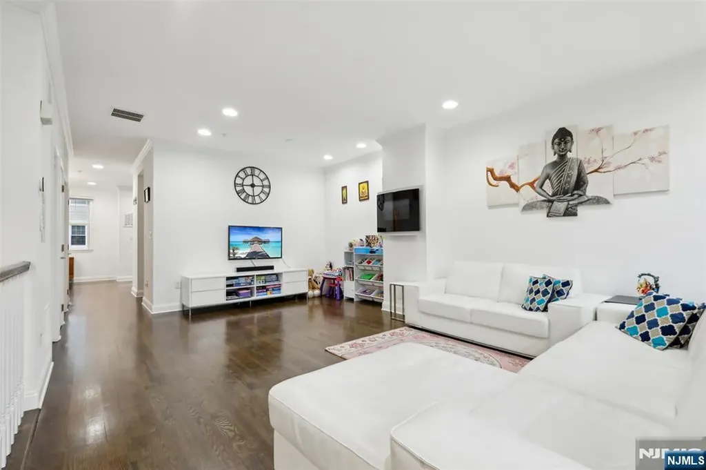 286 Roslyn Court West New York NJ 07093