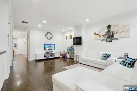 286 Roslyn Court West New York NJ 07093