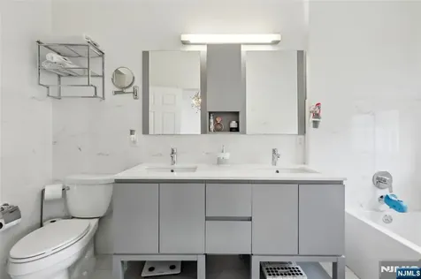 286 Roslyn Court West New York NJ 07093