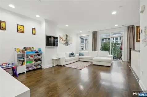286 Roslyn Court West New York NJ 07093