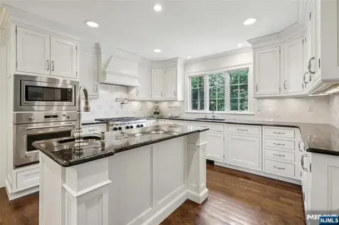 99 Algonquin Trail Oakland NJ 07436