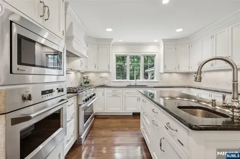 99 Algonquin Trail Oakland NJ 07436