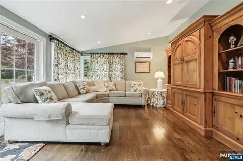 99 Algonquin Trail Oakland NJ 07436