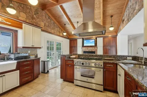 559 Nordhoff Drive Leonia NJ 07605