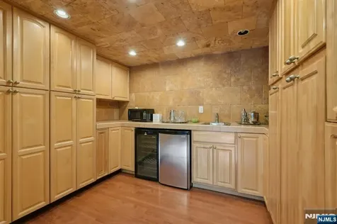 559 Nordhoff Drive Leonia NJ 07605