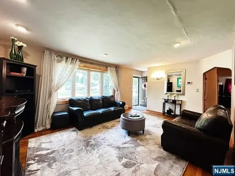 321 Maplewood Drive Paramus NJ 07652