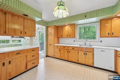 12 Colonial Drive Allendale NJ 07401