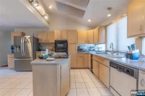 10 Livi Court Elmwood Park NJ 07407
