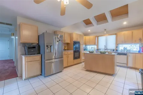 10 Livi Court Elmwood Park NJ 07407
