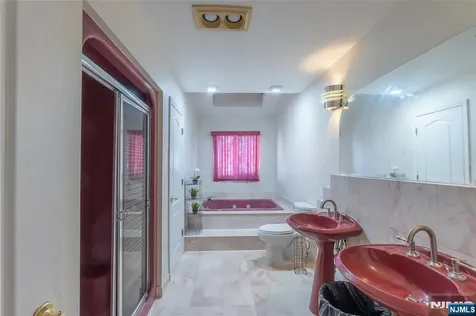 10 Livi Court Elmwood Park NJ 07407