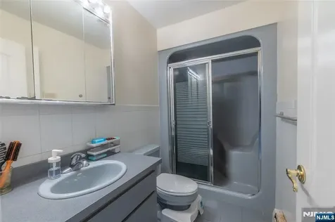 10 Livi Court Elmwood Park NJ 07407