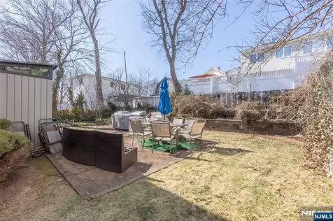 10 Livi Court Elmwood Park NJ 07407