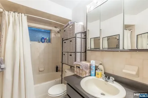 10 Livi Court Elmwood Park NJ 07407