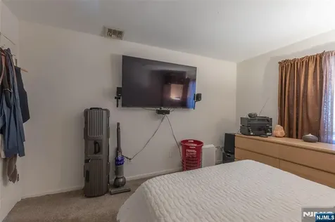 10 Livi Court Elmwood Park NJ 07407