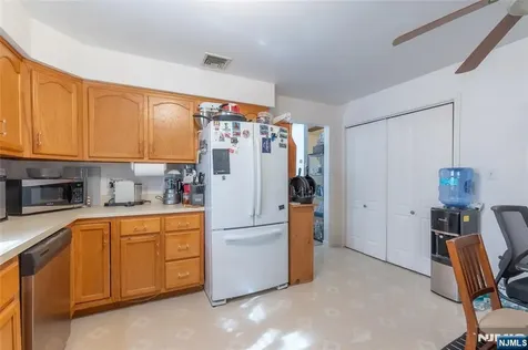 10 Livi Court Elmwood Park NJ 07407