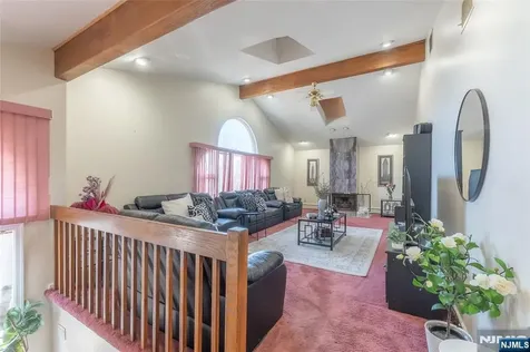10 Livi Court Elmwood Park NJ 07407