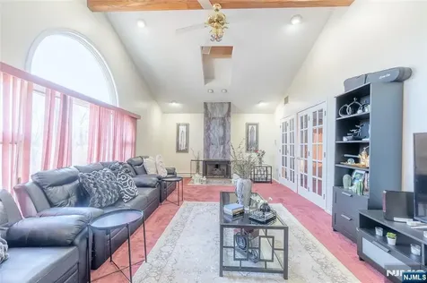 10 Livi Court Elmwood Park NJ 07407