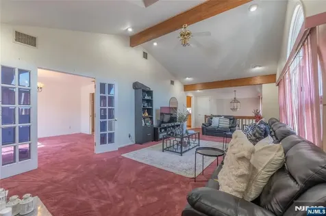 10 Livi Court Elmwood Park NJ 07407