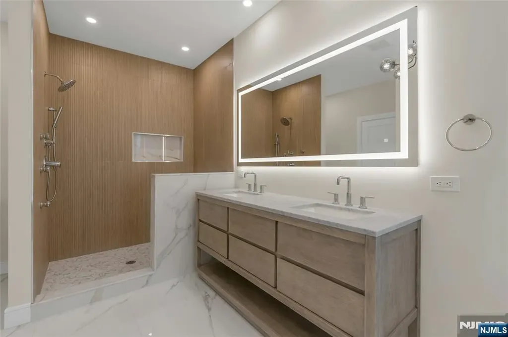 22 N Glenwood Drive Bergenfield NJ 07621