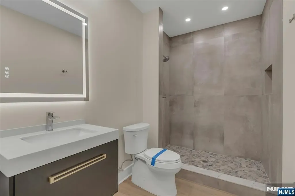 22 N Glenwood Drive Bergenfield NJ 07621