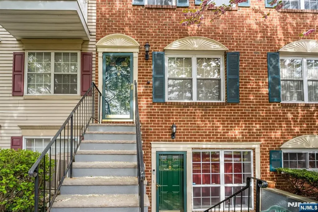 12 Rider Court Newark NJ 07103