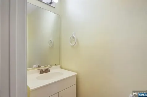 12 Rider Court Newark NJ 07103