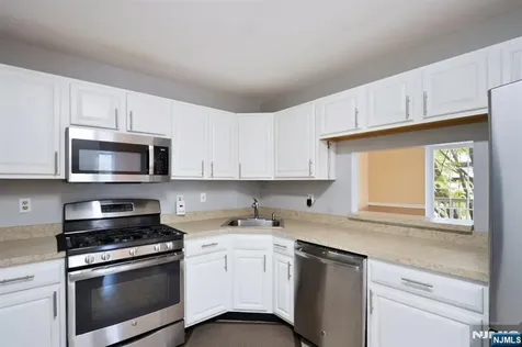 12 Rider Court Newark NJ 07103