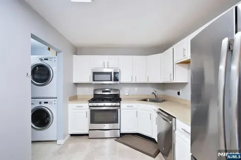 12 Rider Court Newark NJ 07103