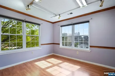 12 Rider Court Newark NJ 07103