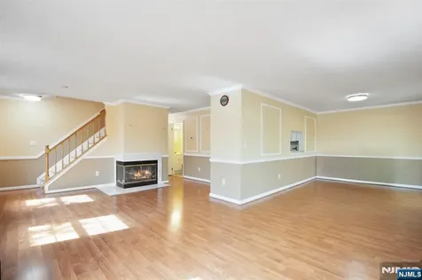 12 Rider Court Newark NJ 07103