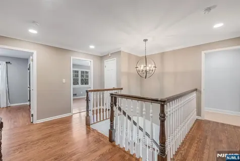 40 Cambridge Drive Allendale NJ 07401