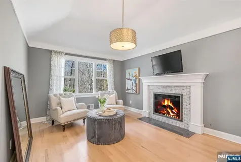 40 Cambridge Drive Allendale NJ 07401