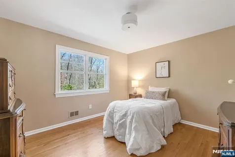 40 Cambridge Drive Allendale NJ 07401