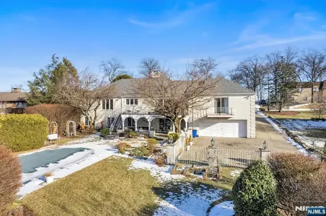 11 Patriots Trail Totowa NJ 07512